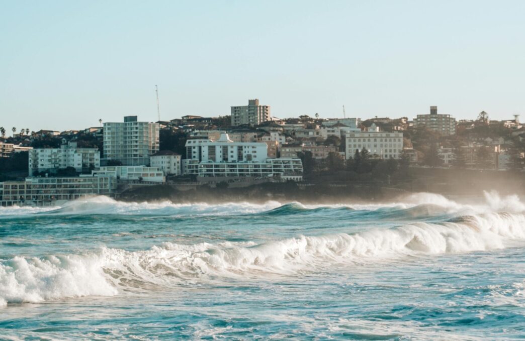 Bondi plaza Avstralija scaled e1765958374372