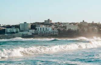 Bondi plaza Avstralija scaled e1765958374372