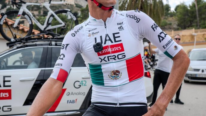 Isaac Del Toro stran fb